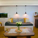 Проживание в семье Friz&fany Charm House Постойна