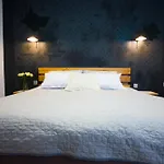 Проживание в семье Friz&fany Charm House